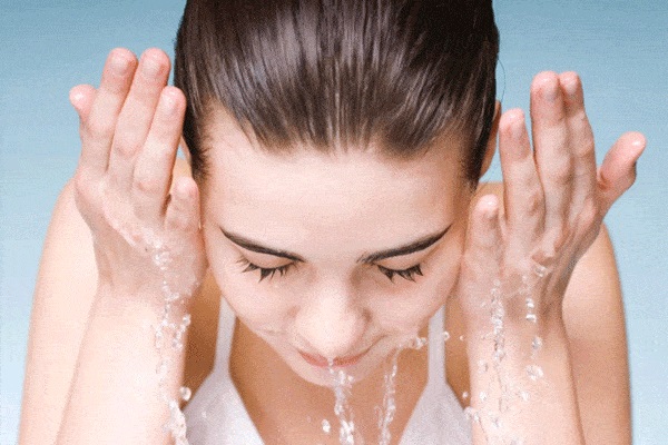 Rửa và massage mặt với nước ấm