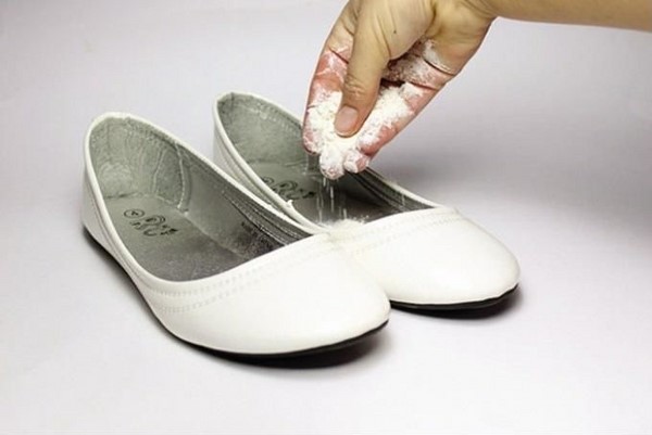 Rắc phấn rôm vào giày giúp xử lý giày bị chật